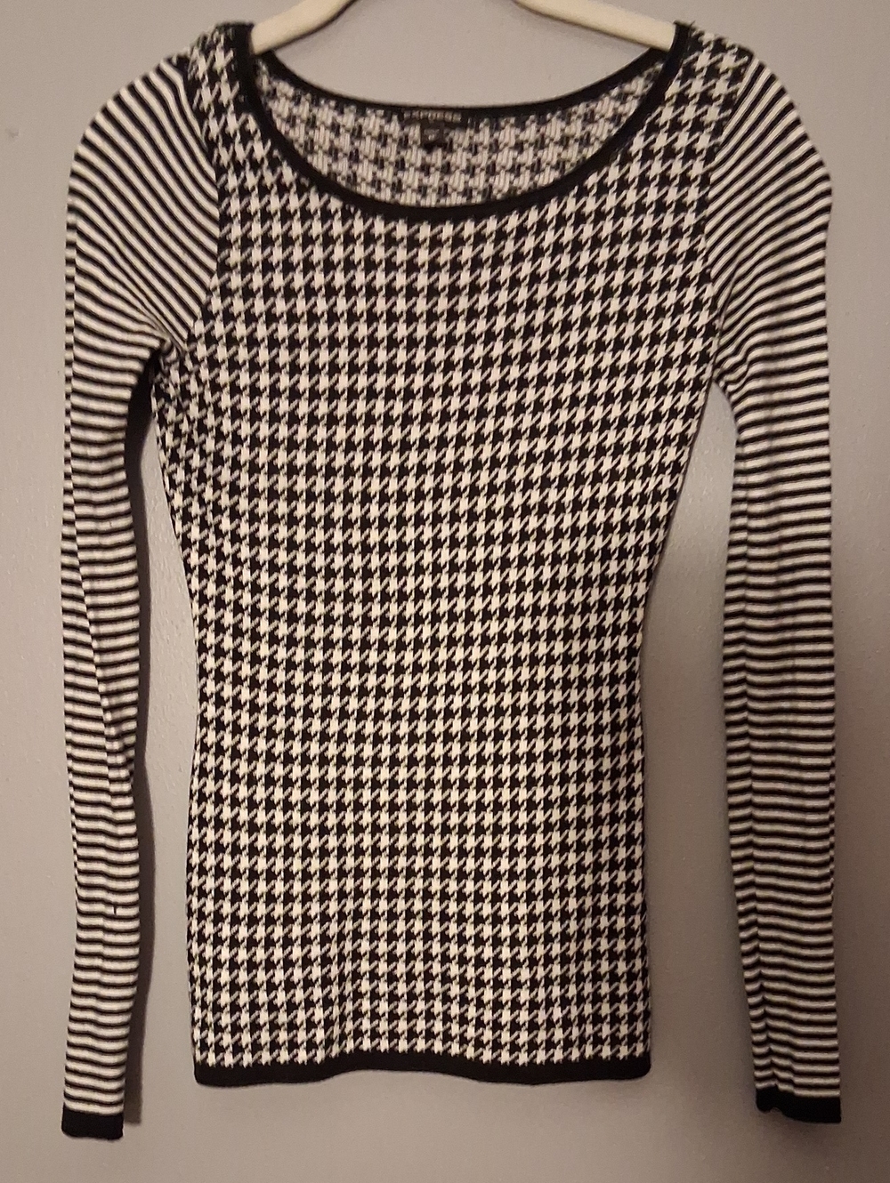Express Black & White Houndstooth Long Sleeve Top